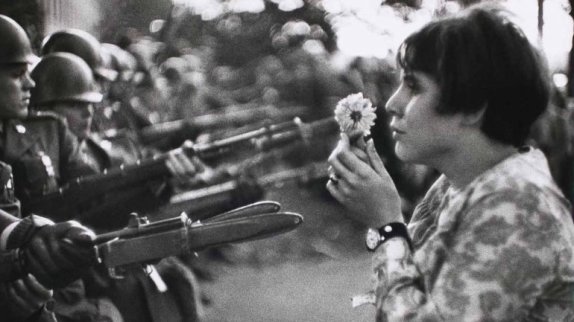 mujer con una flor