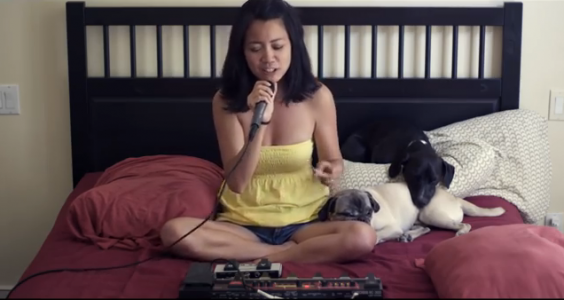 Ella canta una canción de Michael Jackson creando instrumentos con su voz. Increíble!