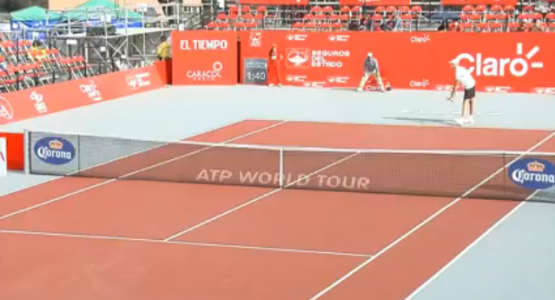Un Jugador de tenis hace la Cosa mas Graciosa al Abrazar a su Oponente