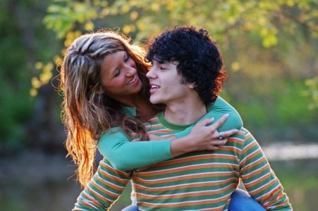 1024px-YoungCoupleEmbracing-20070508