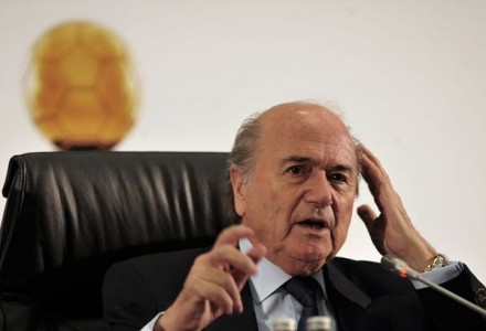 800px-Sepp_Blatter_at_signing_of_agreement_creating_FIFA_Ballon_d’Or_in_Johannesburg_2010-07-05_4