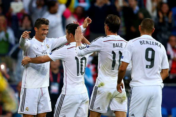 Fantástico Pase Gol de James Rodríguez para Benzema durante el Clásico Real Madrid – Barcelona!