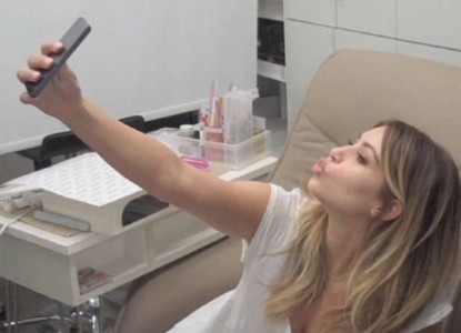 Una niña se demora más de un minuto para tomarse selfie…Ridiculo!