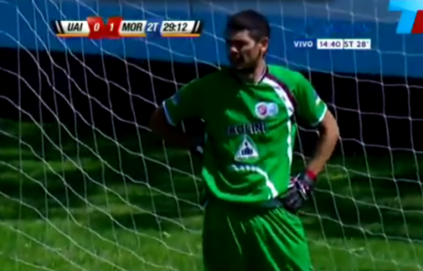 Un Arquero tapa un gol de forma Excepcional. Qué hazaña!