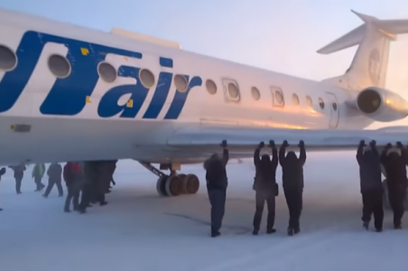El avión no prende. Los pasajeros empiezan a empujar. Normal, ¿no?