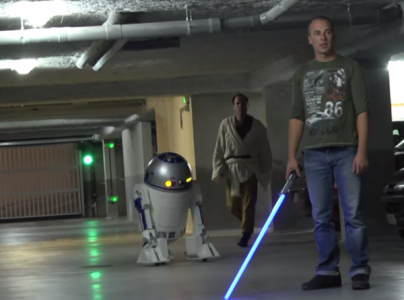 Hace bromas a desconocidos metiendolos en Star Wars en la vida real! Muy divertido!