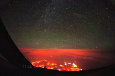 Aterrador destello rojo en pleno vuelo en el oceano Pacifico… Que miedo!