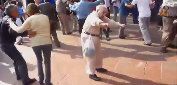 A CONTINUACION: Abuelito se escapa de ancianato para Bailar el Ras Tas Tas! HAZ CLIC AQUI!