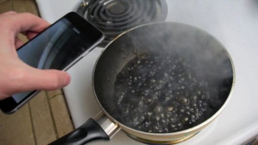 ¡WTF! Metió su iPhone 6 en Coca Cola hirviendo… Este es el resultado!