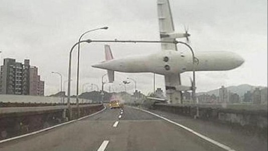 Accidente de avión deja mas de 30 muertos en Taiwán