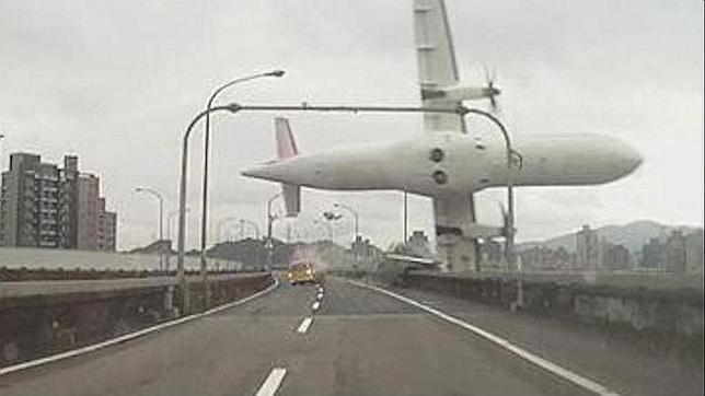 Accidente de avión deja mas de 30 muertos en Taiwán