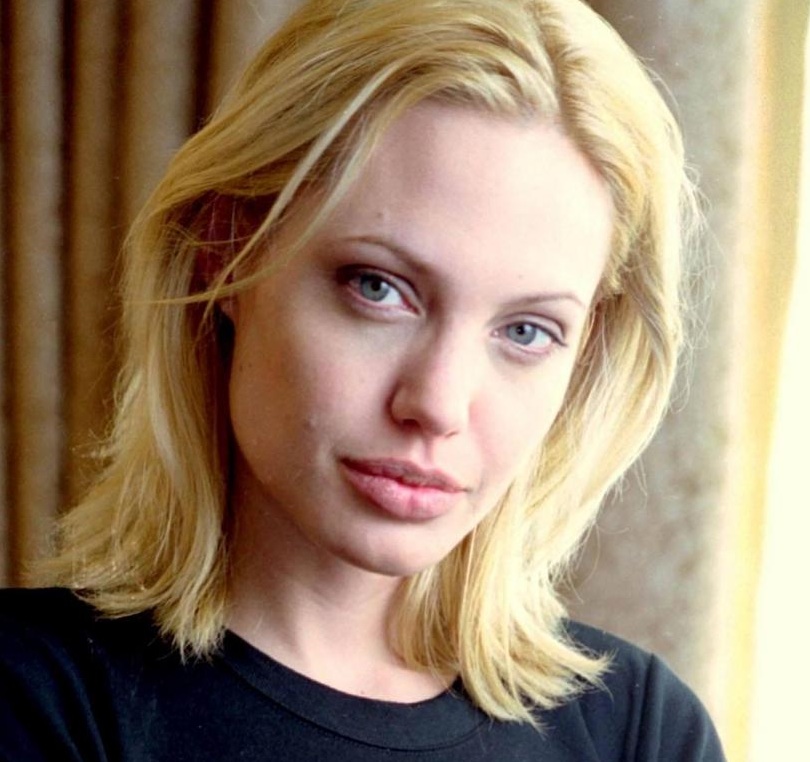 young-angelina-jolie-with-blonde-hair