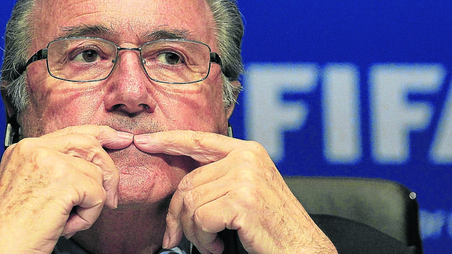 FIFA President Sepp Blatter gestures as he addresses a news conference after a meeting of the FIFA Executive Committee in Zurich March 30, 2012. REUTERS/Arnd Wiegmann (SWITZERLAND - Tags: SPORT SOCCER HEADSHOT TPX IMAGES OF THE DAY)