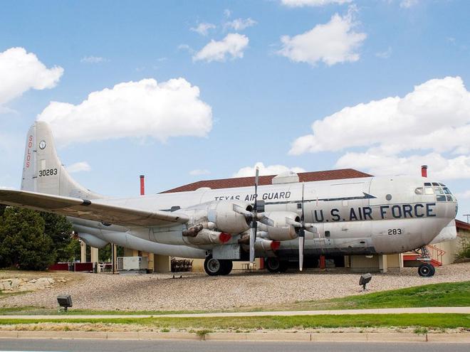 item7.rendition.slideshowWideHorizontal.the-airplane-restaurant-colorado-springs-L