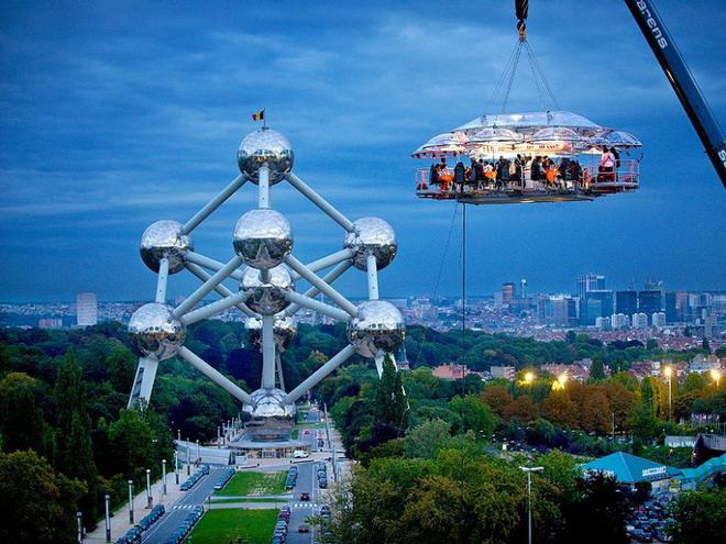 item8.rendition.slideshowWideHorizontal.dinner-in-the-sky-L
