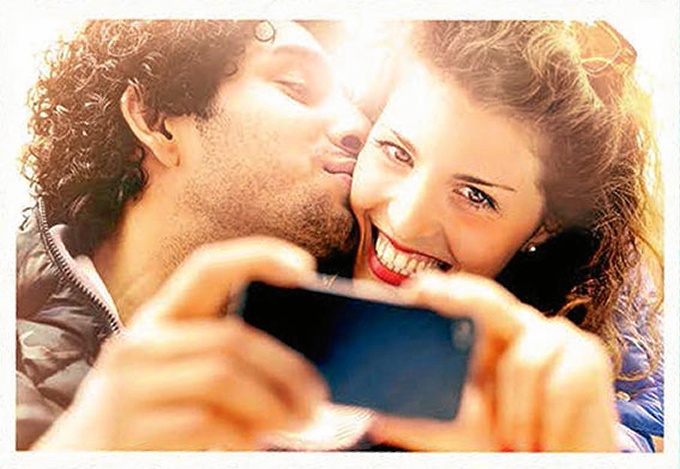 img_kiss_selfie