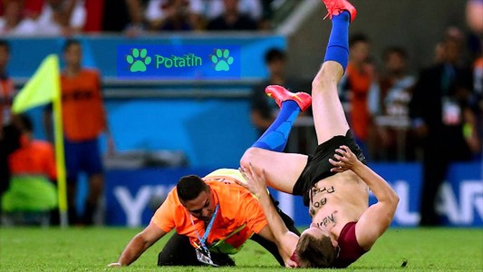 Los aficionados de fútbol más locos ingresando al juego
