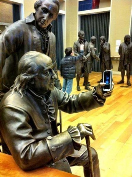 01-gente-jugando-con-estatuas-divertidas-448x600