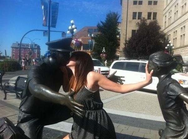 1-gente-jugando-con-estatuas