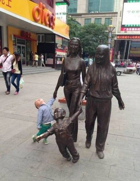 bebe-de-la-mano-de-estatua-465x600