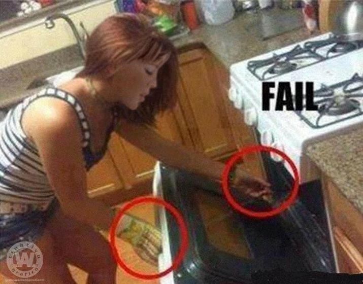chica-sacando-bandeja-del-horno-fail-guante