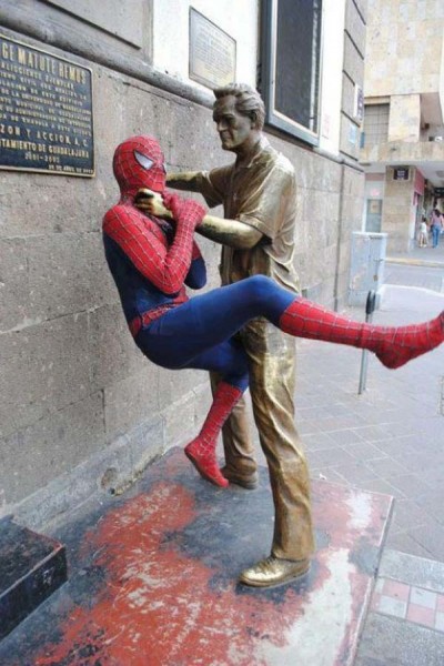 estatua-luchando-hombre-araña-400x600
