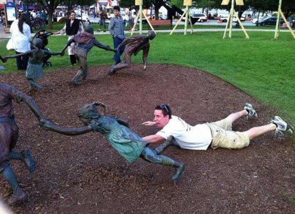 gente-jugando-con-estatuas-divertidas-11