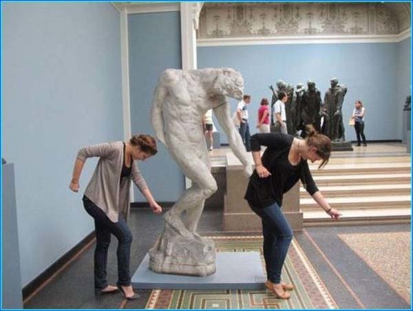 gente-jugando-con-estatuas-divertidas-12
