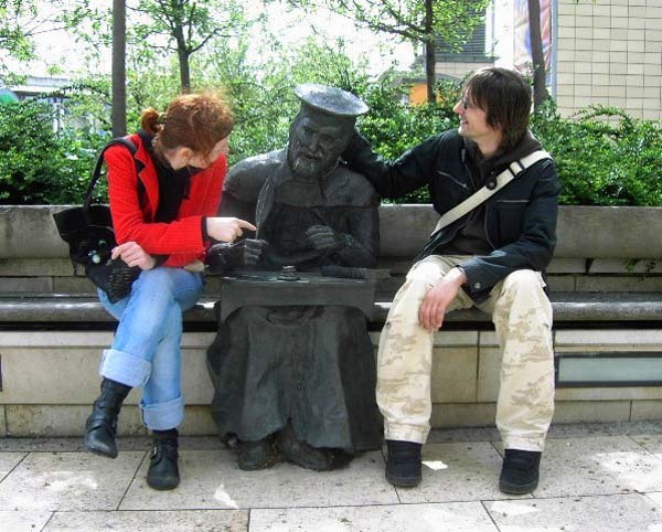gente-jugando-con-estatuas-divertidas-139