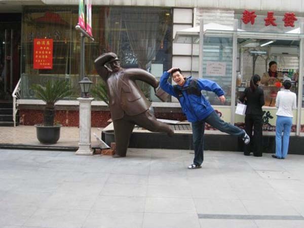 gente-jugando-con-estatuas-divertidas-14