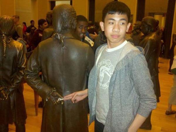 gente-jugando-con-estatuas-divertidas-17