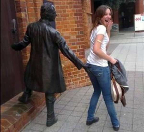 gente-jugando-con-estatuas-divertidas-7