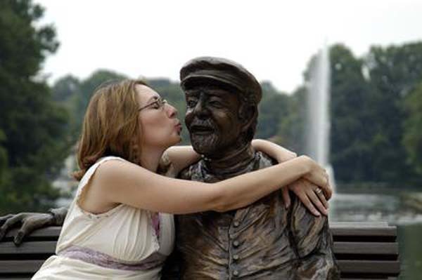 gente-jugando-con-estatuas-divertidas-8