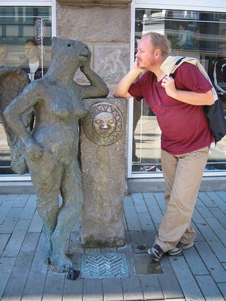 gente-jugando-con-estatuas-divertidas-9-450x600