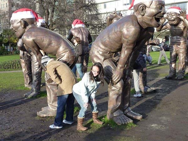 gente-jugando-con-estatuas-divertidas