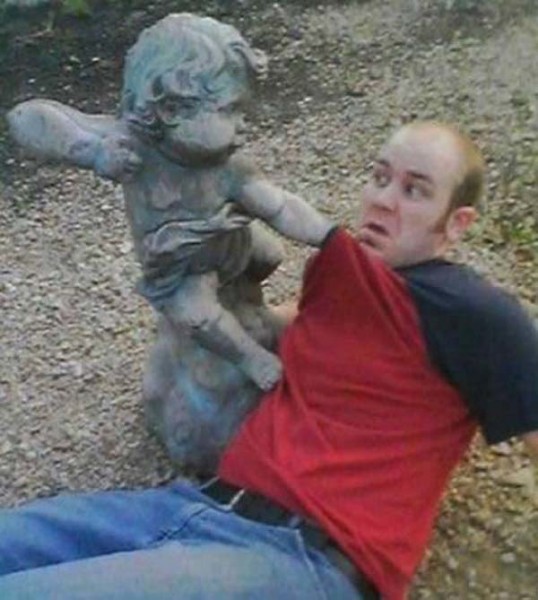 gente-peleando-con-estatuas-538x600