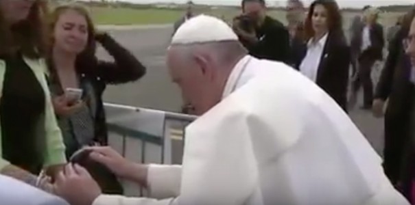 Papa Francisco detuvo caravana en Filadelfia para bendecir a niño con parálisis cerebral.