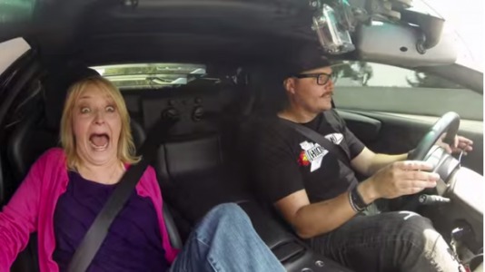 La reacción de las abuelas en un carro a 270 Km/h es simplemente épica