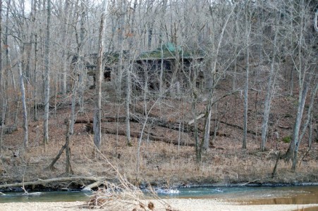Finalmente decidió averiguar qué había en la casa abandonada frente al lago. ¡Mira lo que encontró!