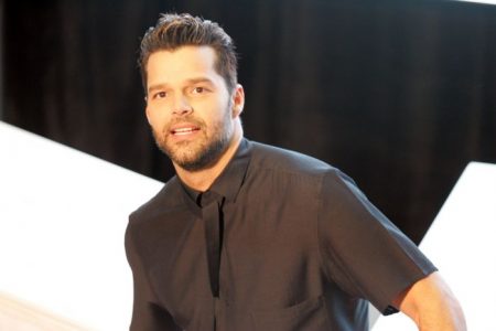 Reportera enloquece en plena entrevista al conocer a su ídolo Ricky Martin