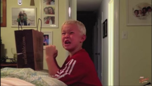 Mira cómo reaccionan estos niños cuando les dicen que se comieron todos sus dulces. ¡Llorarás de la risa!