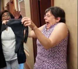 Increíble reacción de una mujer al enterarse que ¡YA ES ABUELA!