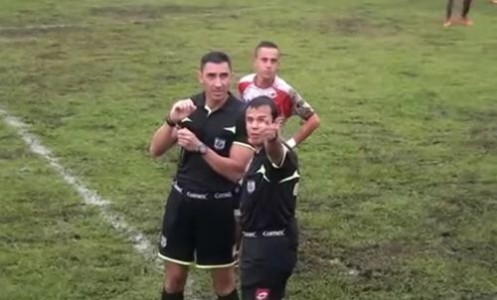 ¡Insólito! ¡Este árbitro expulsa al narrador en medio de un partido por criticar su arbitraje!