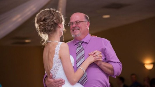 Sobreviviente del cáncer baila en su boda con el hombre que salvó su vida