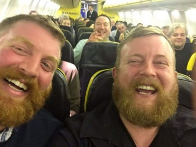 ¡Increíble! ¡Encontró a su ‘doble’ en un avión!