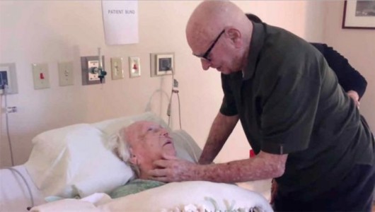¡Qué conmovedor! Este adorable viejito de 92 años le canta a su esposa en sus últimos momentos de vida.