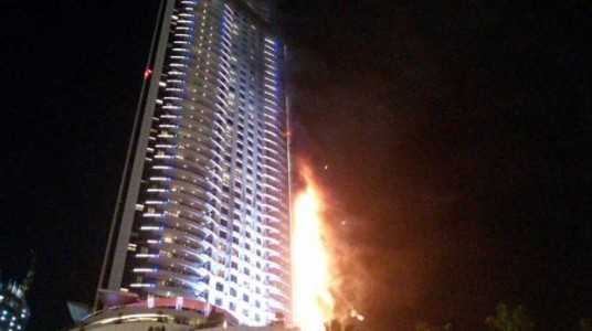 Impresionante incendio en un rascacielos de Dubai