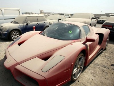 3.000 carros de lujo quedan abandonados en Dubai cada año. ¿Sabes por qué?