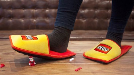 Inventan pantuflas para evitar el dolor de pisar un LEGO