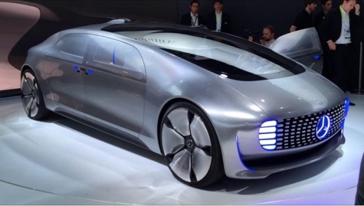 ¡Un carro de lujo que se maneja solo! Increíble.
